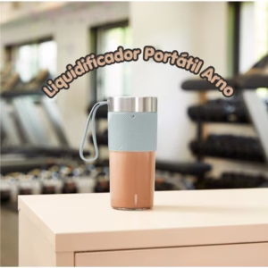liquidificador portátil Arno Lightmix verde com smoothie pronto no copo